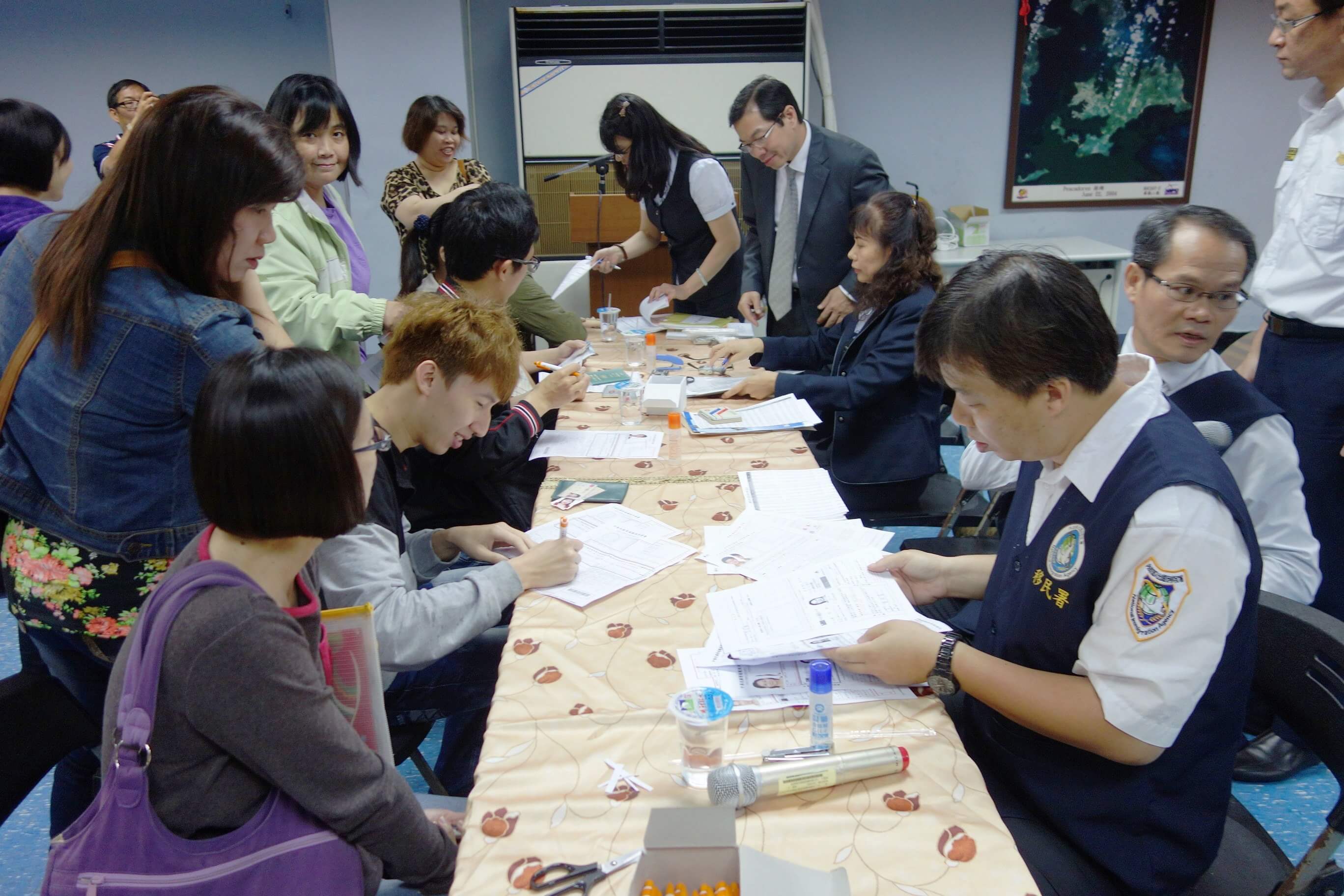 Consular Officers from Southern Taiwan Office, MOFA Visited Magong City, Penghu County in Offshore Island to Provide Consular Services on May 1, 2014