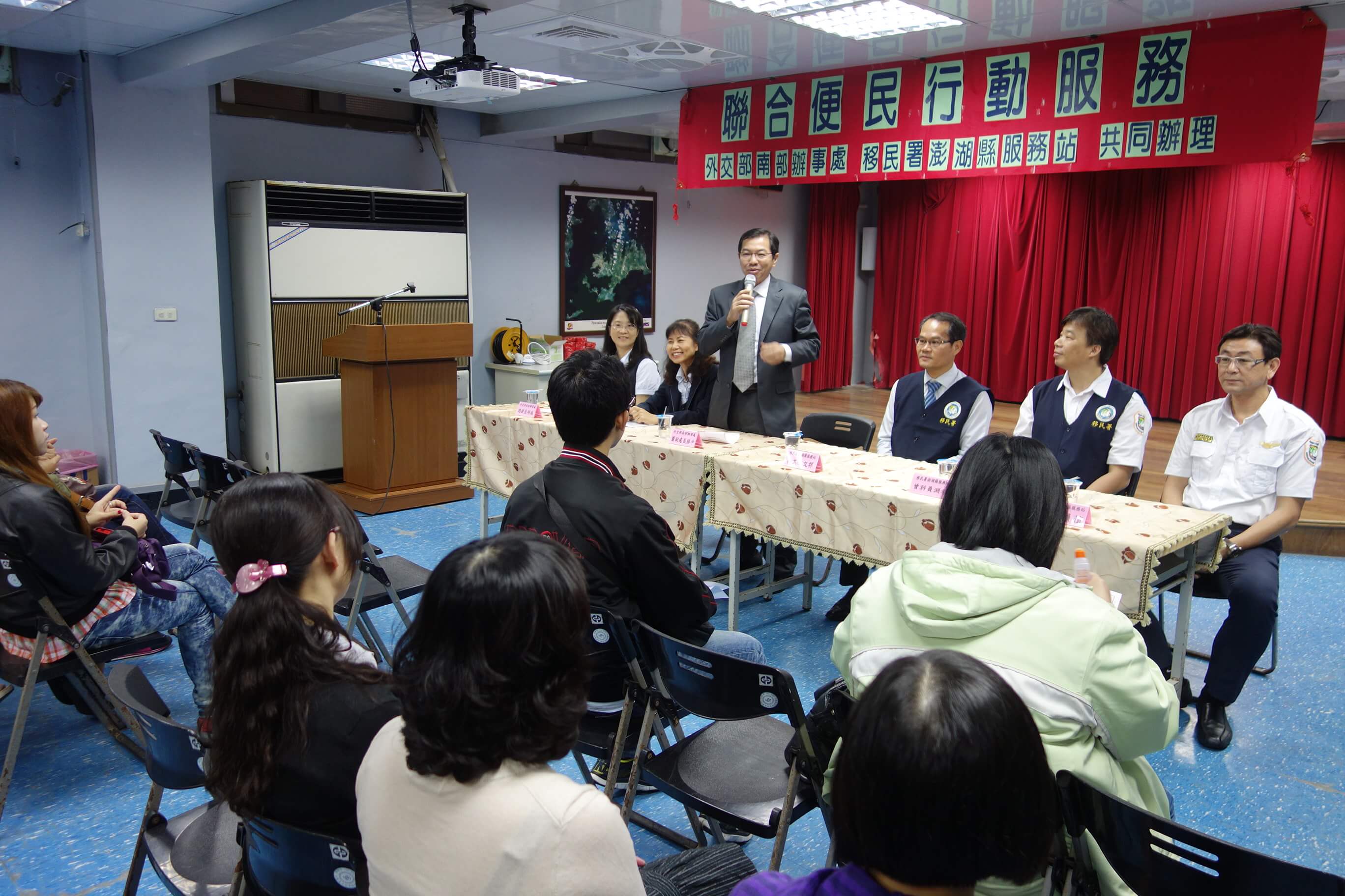Consular Officers from Southern Taiwan Office, MOFA Visited Magong City, Penghu County in Offshore Island to Provide Consular Services on May 1, 2014