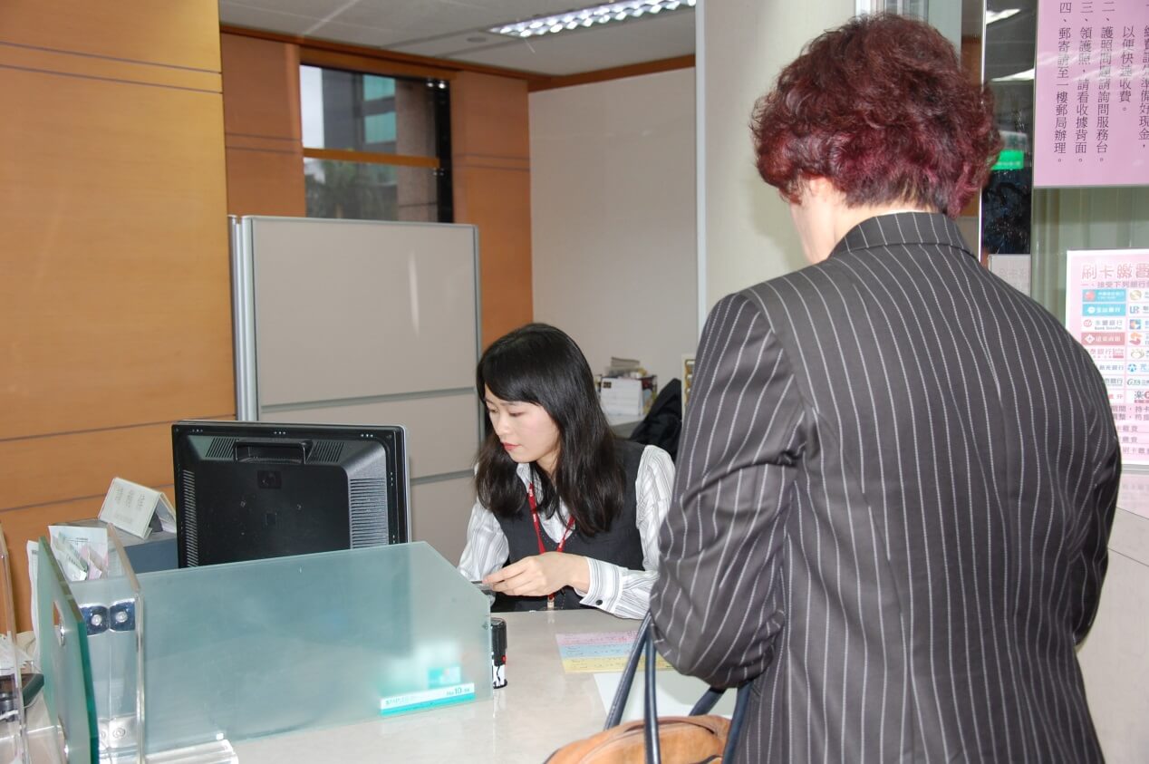 BOCA cashier processes a credit card payment on April 8, 2015.