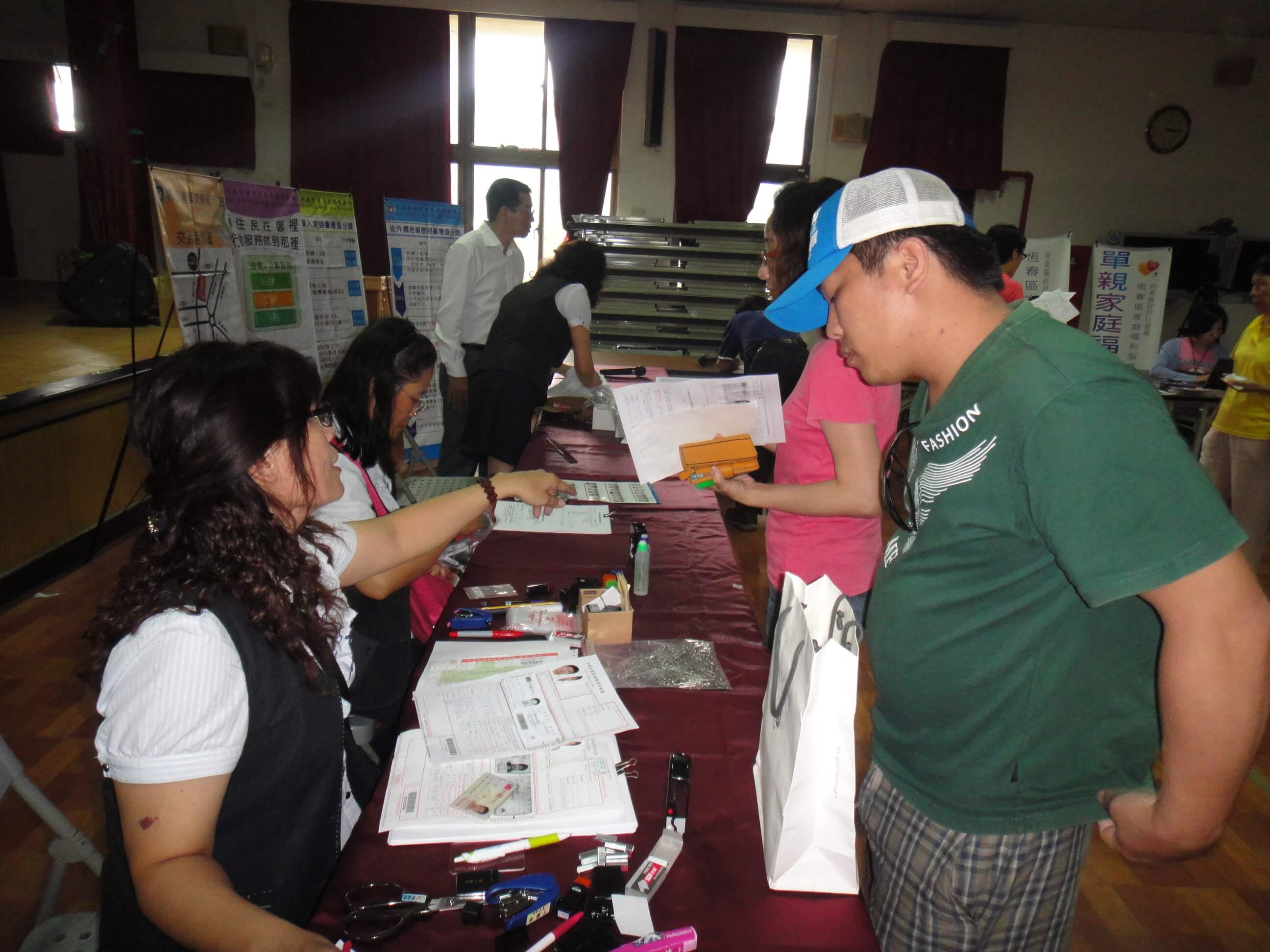 Consular Officers from Southern Taiwan Office, MOFA Visited Hengchun Town, Pingtung County in Remote Area to Provide Consular Services on October 23, 2014